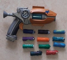 2013 JAKKS SLUGTERRA BLASTER Officiel ELI DEFENDER 2.0 et 4 SLUGS Munitions