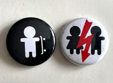 Lot de 2 Mini Pin's Blanc Rouge Noir 2,4cm ! Excellent état