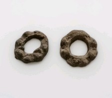 Lot de 2 ROUELLES tronçoniques / fusaïoles en plomb dites “à cabochons” Gauloise