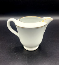 Crémier, pot à lait en porcelaine de Limoges blanche et dorures U.C Lyon France