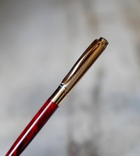 STYLO BILLE PELIKAN CELEBRY EN LAQUE ROUGE MARBREE - CAPUCHON PL. OR 18 CARATS