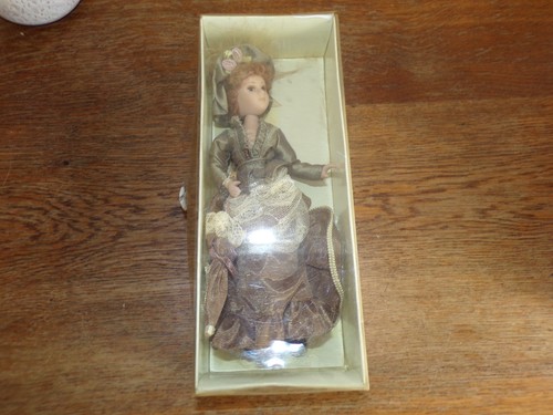 Figurine poupée porcelaine - poupée,