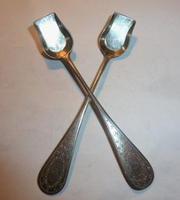 ANCIENNE DEUX PETITES CUILLÉRES A SEL EN ARGENT MASSIF MOTIF BLASON 19éme 20GR