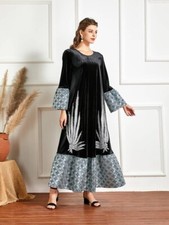 robe en velours noire et wax gris sur les bordures avec motifs en broderie