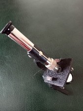 Ancien petit microscope métal