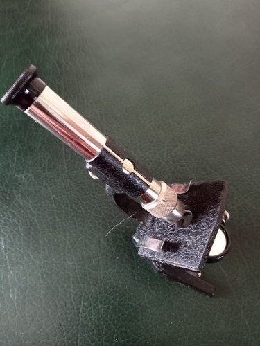 Ancien petit microscope métal