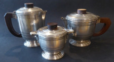 Orbrille -  SERVICE A THÉ et CAFÉ ART DECO 3 PIÈCES EN MÉTAL ARGENTE VERS 1930