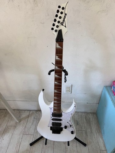 Guitare électrique blanche