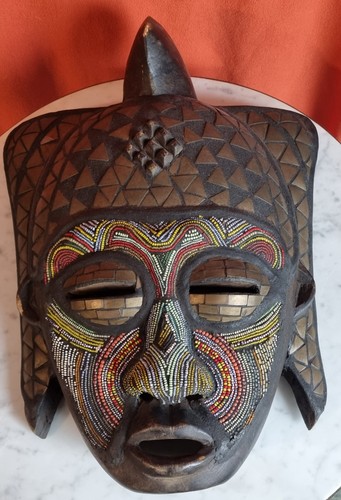 Masque africain perlé ancien