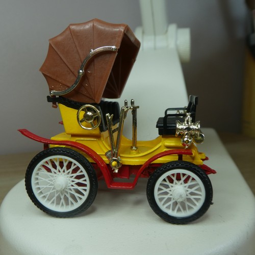 Ancienne voiture miniature vis - ancienne,