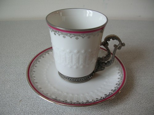 Tasse sous - et, signée