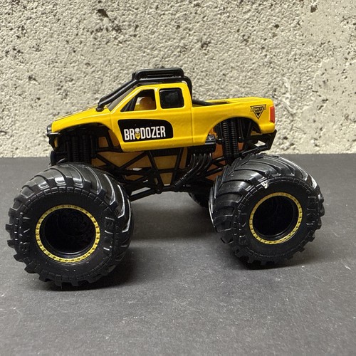 Monster jam brodozer - brodozer, yellow