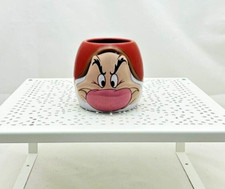 Disney mug céramique rouge "Grincheux " en relief  9 x 12,5 cm env