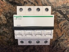 DISJONCTEUR TETRAPOLAIRE 40A