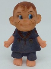 PETITE POUPEE FIGURINE ANCIENNE PVC PLASTIQUE ET TISSUS