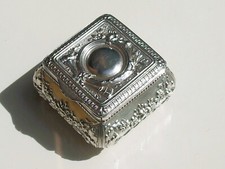 TRES BELLE PETITE BOÎTE