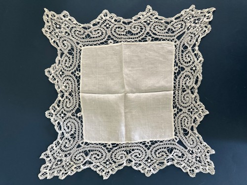 Ancien mouchoir avec bord - , en