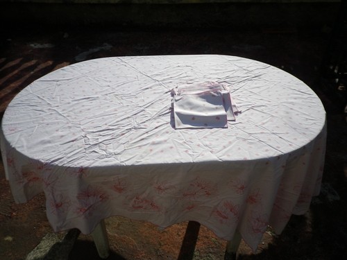 Une nappe ovale - ovale, neuve