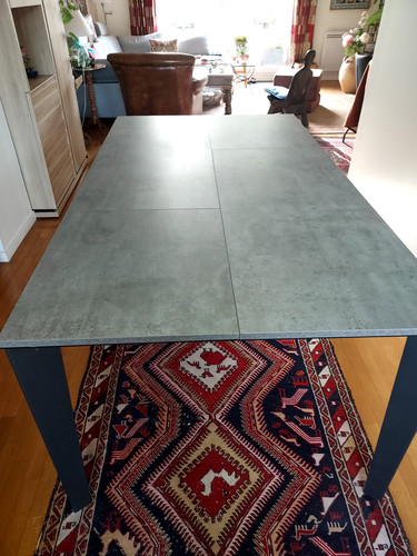 Une table manger - à,