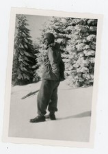 PHOTO  SNAPSHOT, montagne Neige équipement SKI skieur SKIING un homme pose