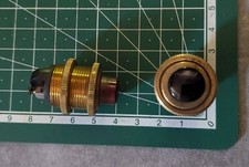 Deux interrupteurs poussoir en