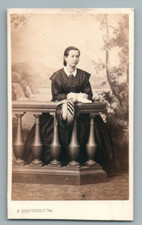 CDV FEMME CHAPEAU A PLUME POSE