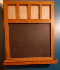 tableau noir craie avec cadres photos et crochets. Idéal pour cuisine