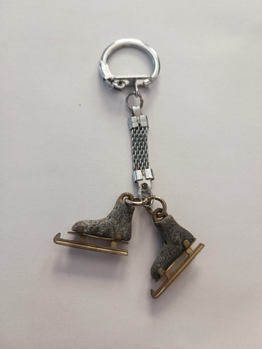 Porte clés paire patin à - de,