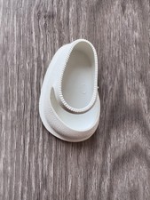 Une Chaussure poupée vintage blanche texturée - type Famosa ?