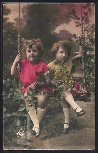 Deux petites filles sur - , une