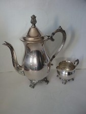 Théière et pot à lait en