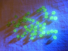 RARE lot de 50 PERLES très  anciennes en ouraline verre à facettes 5 mm