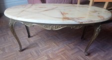 Belle Table basse avec un plateau en Marbre et pieds en Laiton Style Louis XV
