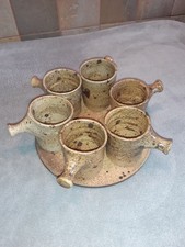 Lot artisanal en grès – 6 tasses à cidre + 1 plat
