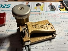 Ancienne agrafeuse JACKY 60 et agrafes