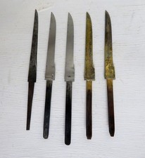 Cinq lames de couteaux