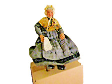 ancien santon provençal en terre cuite dame assise sur une chaise tricote