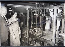 PHOTO 1979 Anemone GISCARD D'ESTAING devant un métier à broder ancien V165