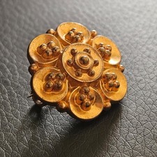 Broche motif floral stylisé plaqué or haute qualité bijou vintage circulaire