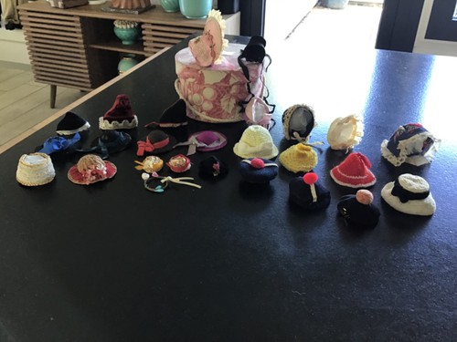 Boite chapeaux avec 25 - chapeaux,