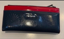 Beau Portefeuille Femme Neuf de Marque DESIGUAL Vernis bleu marine & rouge.