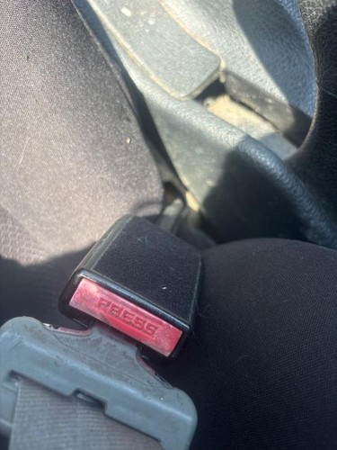 Attache ceinture avant gauche