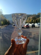 Baccarat - Verre à vin cuit en cristal taillé, modèle Harcourt. Haut. 11,5 cm C7