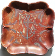 ASSIETTE EN FAIENCE - ANCRE DE MARINE - SIGNÉE DAOULAS - OM - 20 x 20,5 cm