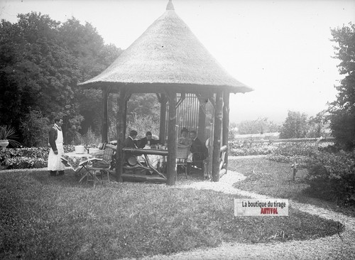 Repas sous kiosque de - un,