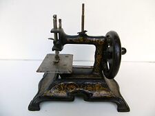 PETITE MACHINE A COUDRE D'ENFANT OU JOUET EN FONTE - EPOQUE 1900 
