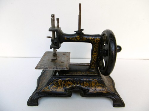 Petite machine coudre - petite,
