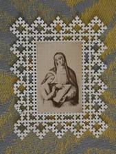 tres petite image pieuse canivet dentelle  avec image d'une religieuse au centre