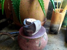 Porte encens porte bougie terre enfumée signé brule encens ceramique artisanat