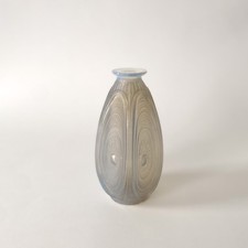 Vase Art Déco « Les Alvéoles » de Marius Sabino, verre opalescent moulé - 1930s